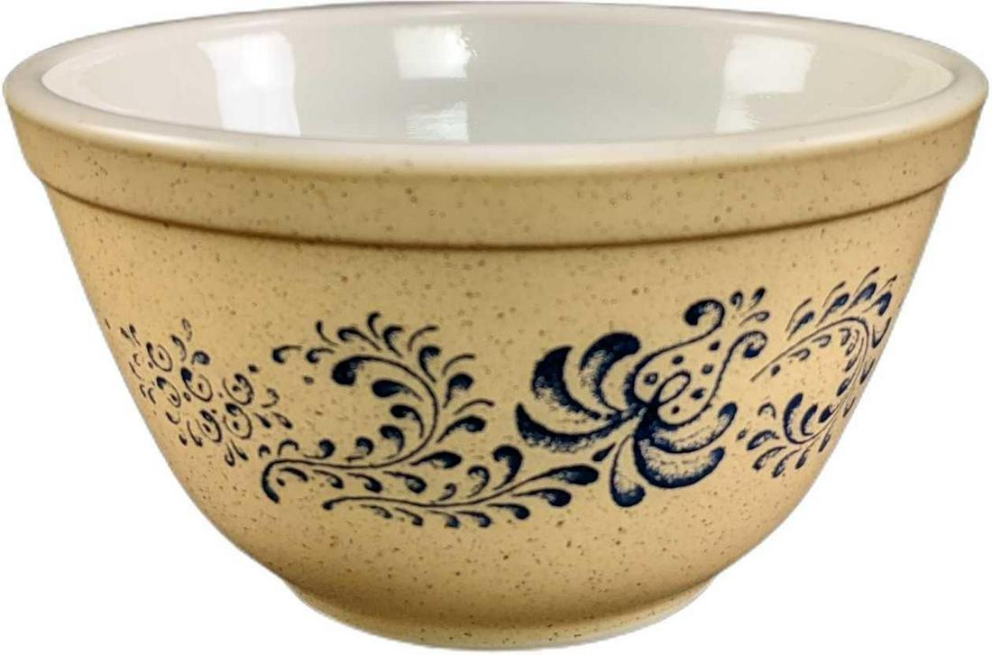 Retired Homestead 5 1/2" Mixing Bowl By Pyrex: Retired Homestead 5 1/2" Mixing Bowl By Pyrex. Is approx 5 1/2" x 5 1/2" x 3" and it weighs 1lb. The bowl is in a good, vintage condition with light wear on the bottom.
