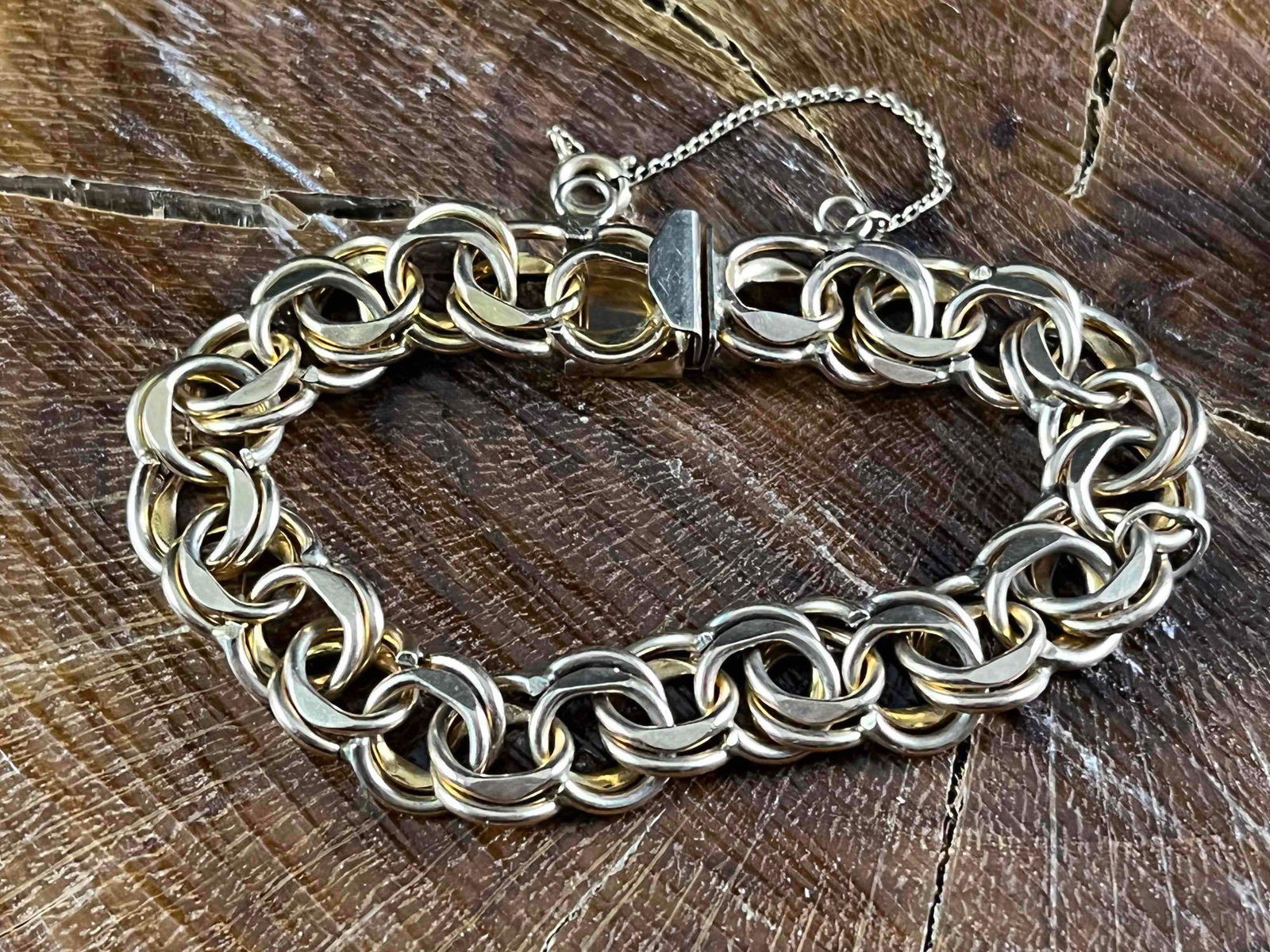 Vintage Chain Link Bracelet Gold Filled Bracelet: Vintage Chain Link Bracelet Gold Filled Bracelet Pictured is a 12k gold-filled bracelet that has a double chain-linked design. This elegant bracelet is in good condition with little to no wear. 7 1/2i
