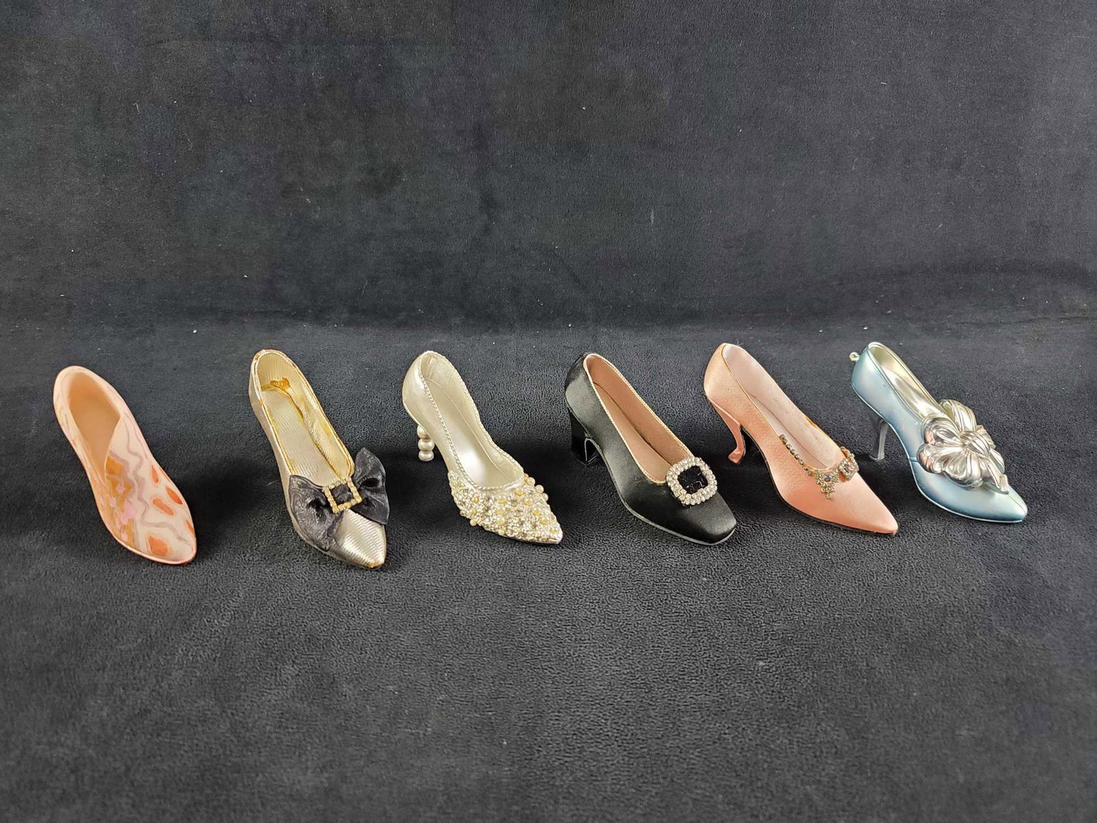 Minature Fashion Shoes Raine Just The Right Shoe: This lot contains: 1- Sarna, Star dust, high heel with pearl like accents. Approx. measures 4" x 1/4" x 2 1/2" 1- Gift Link, silver and black high heel with large bow on the front. Has some staining o