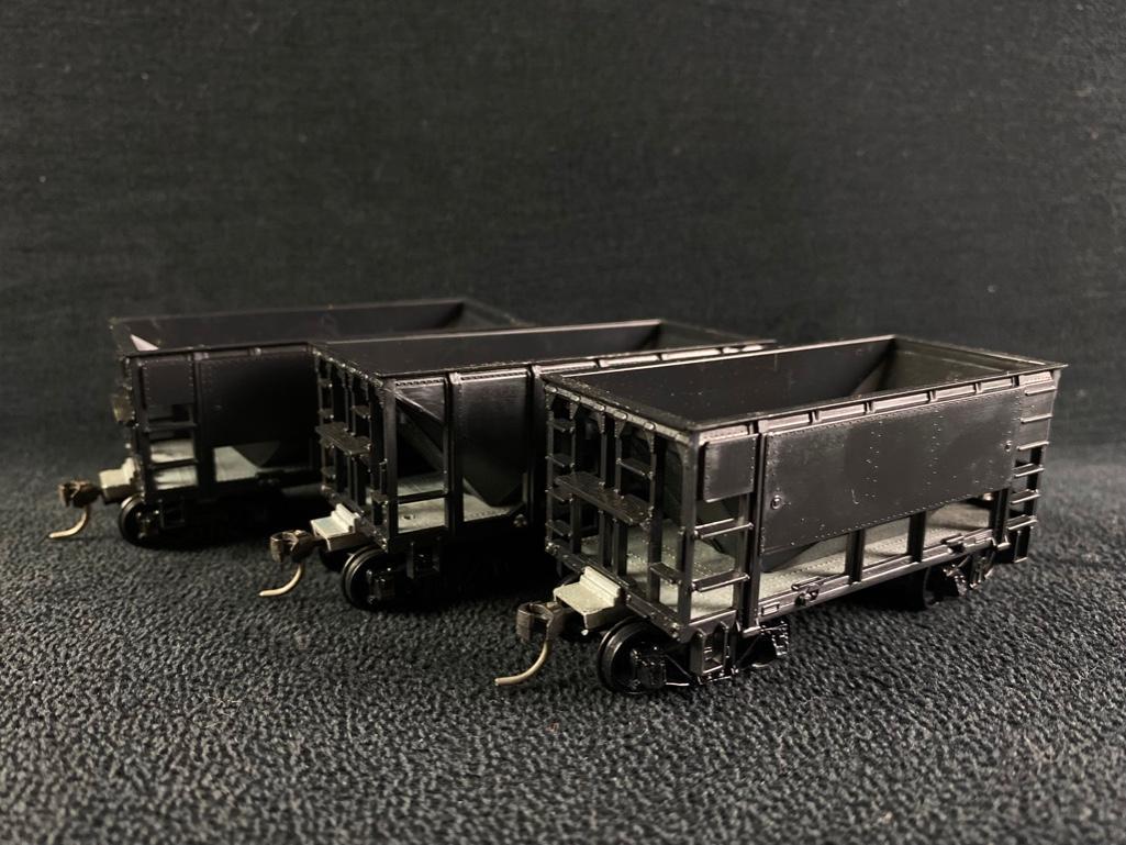 Lot of 3 HO Scale Roundhouse Mining Cars: Lot of 3 HO Scale Roundhouse Mining Cars 3 HO scale mining hopper cars from Roundhouse. In good condition with no known damage. Approximate size: 4" x 4" x 1.5" Approximate weight: 5.5 oz