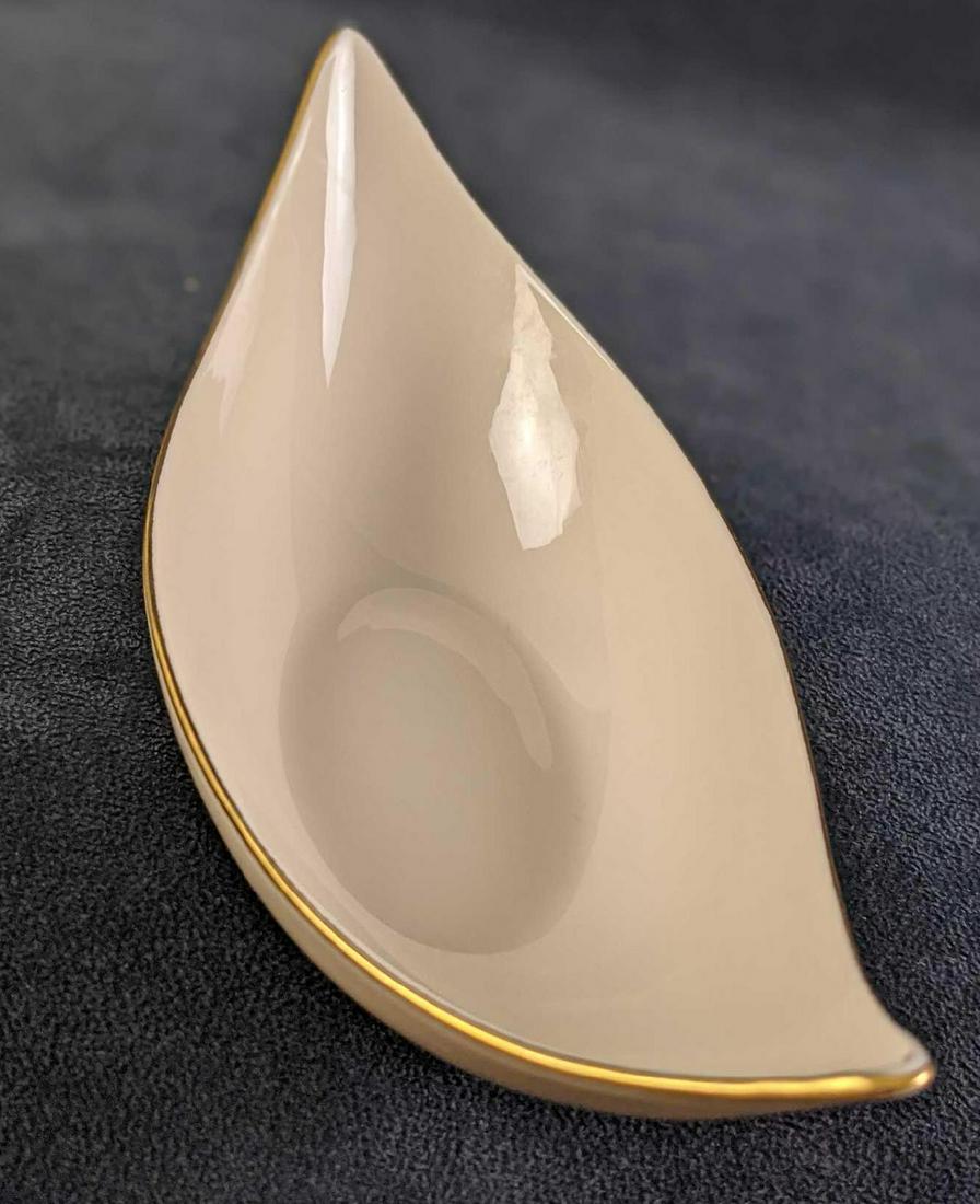 Lenox Fine China Ivory Banana Boat Bowl: Lenox Fine China Ivory Banana Boat Bowl. Bowl is approx 9" x 4" x 2 3 /4" and is in a good, vintage condition with some wear on the bottom. Perfect for candy, nuts, and more.
