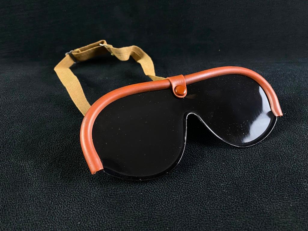 Italian Army Tanker Goggles: Italian Army Tanker Goggles Vintage goggles for Italian Army tank crews, designed to protect eyes from dust and sun. The lens is removable from the straps and vented rubber guard on the top. Approxima