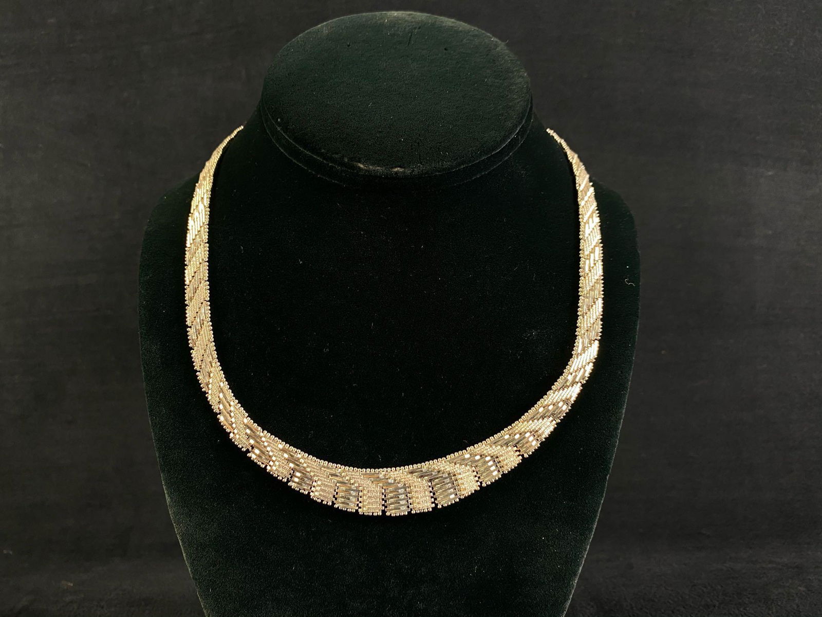 Unique Vintage Sterling 925 Italy Woven Link Necklace: Unique Vintage Sterling 925 Italy Woven Link Necklace This fine jewelry piece has been tested and researched prior to listing. Please view all our pictures prior to bidding they are part of our descri