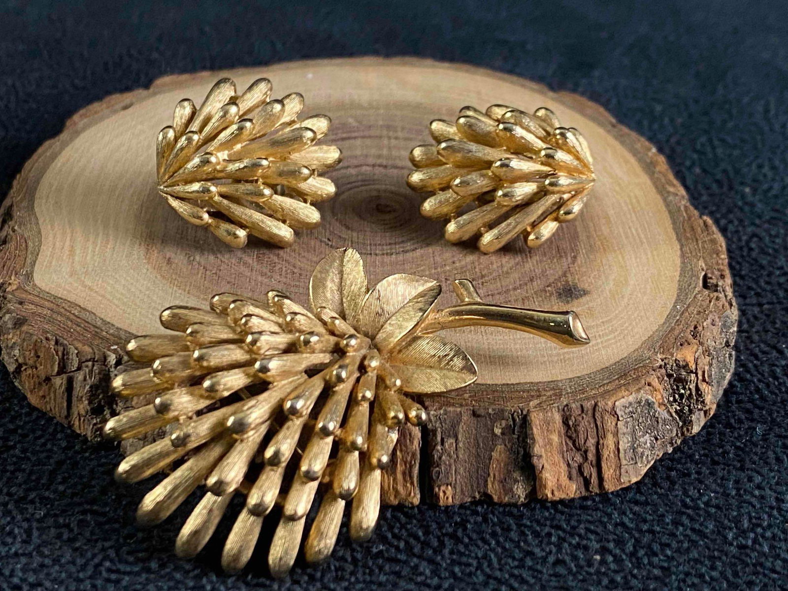 Vintage TRIFARI Gold Plated Clip-on Earrings & Brooch: Vintage TRIFARI Gold Plated Clip-on Earrings & Brooch TRIFARI Gold plated Very Good Condition little to no gold loss 28.1 Grams