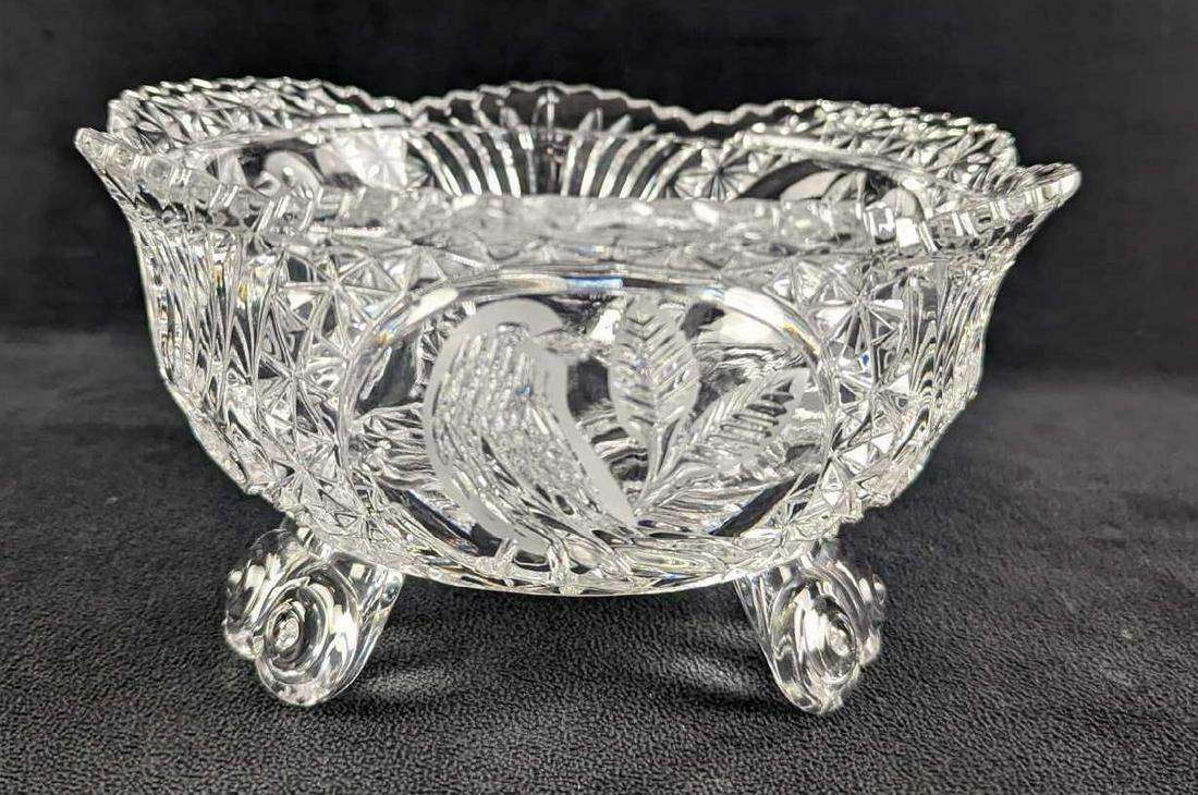 Vintage Hofbauer Byrdes Crystal Footed Bowl: Vintage Hofbauer Byrdes Crystal Footed Bowl. This bowl is approx 7 1/2" x 7 1/2" x 4" and it weighs 2.39lbs. The bowl is in a good, vintage condition with no chips or cracks.