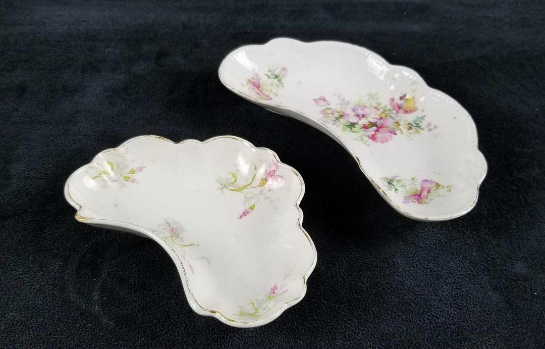 Lot of 2 Kidney Shaped Porcelain Trays John Maddock England: This lot contains: 1-John Maddock and Sons Royal Vitreous England, kidney shaped tray with floral pattern. Makers mark on the bottom. Approx. measures 5 1/2" x 3 1/4" x 1" 1- Unbranded Kidney shaped t