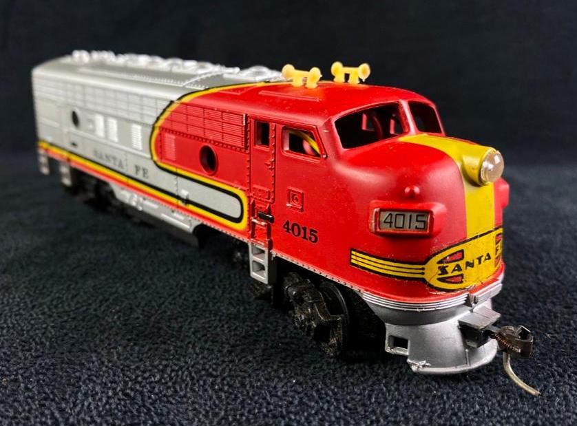 Vintage HO Tyco Santa Fe War Bonnet Powered F7: Vintage HO Tyco Santa Fe War Bonnet Powered F7 HO scale Tyco F7 powered diesel locomotive in the Santa Fe War Bonnet livery. In good condition, with no known damage. Powers up when placed on live trac