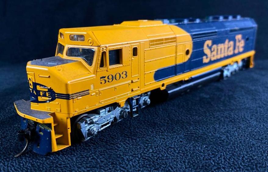 Vintage HO Athearn Santa Fe F45 Powered Locomotive (1 of 7)