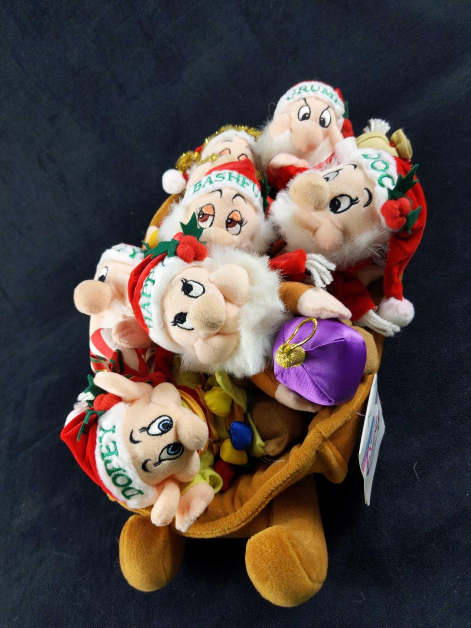 Disney Store Snow White And The Seven Dwarfs Christmas Sleigh Bean Plush Set: Disney Store Snow White And The Seven Dwarfs Christmas Sleigh Bean Plush Set. The sleigh is STUFFED with dwarfs. Please note, bean bag dolls are attached to the sleigh. Is 10" x 16" x 8". Sleigh is in