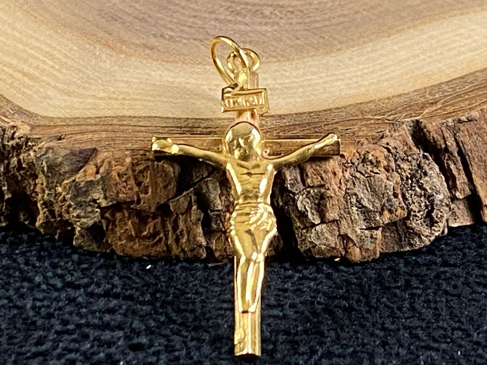 Vintage 18K Gold Crucifix / Cross Charm Pendant (1 of 7)