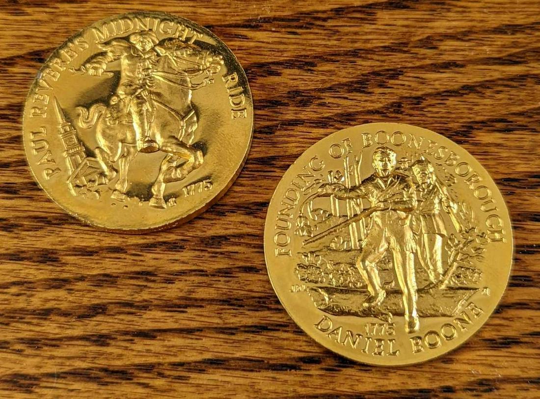 2 Longines Symphonette 24K Gold Over Bronze Medallions: This lot includes two Longines Symphonette 24K Gold Over Bronze Medallions. Each is approx 1 1/2" x 1 1/2" and together they weigh 0.14lb. This includes: (1) "Founding Of Boonesborough" With Daniel Bo