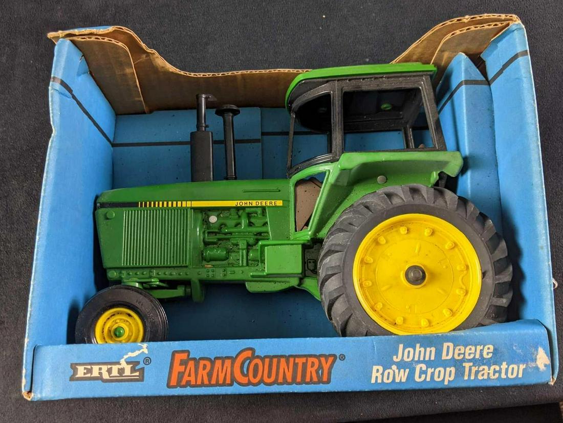 John Deere Farm Country Tractor ERTL (1 of 9)