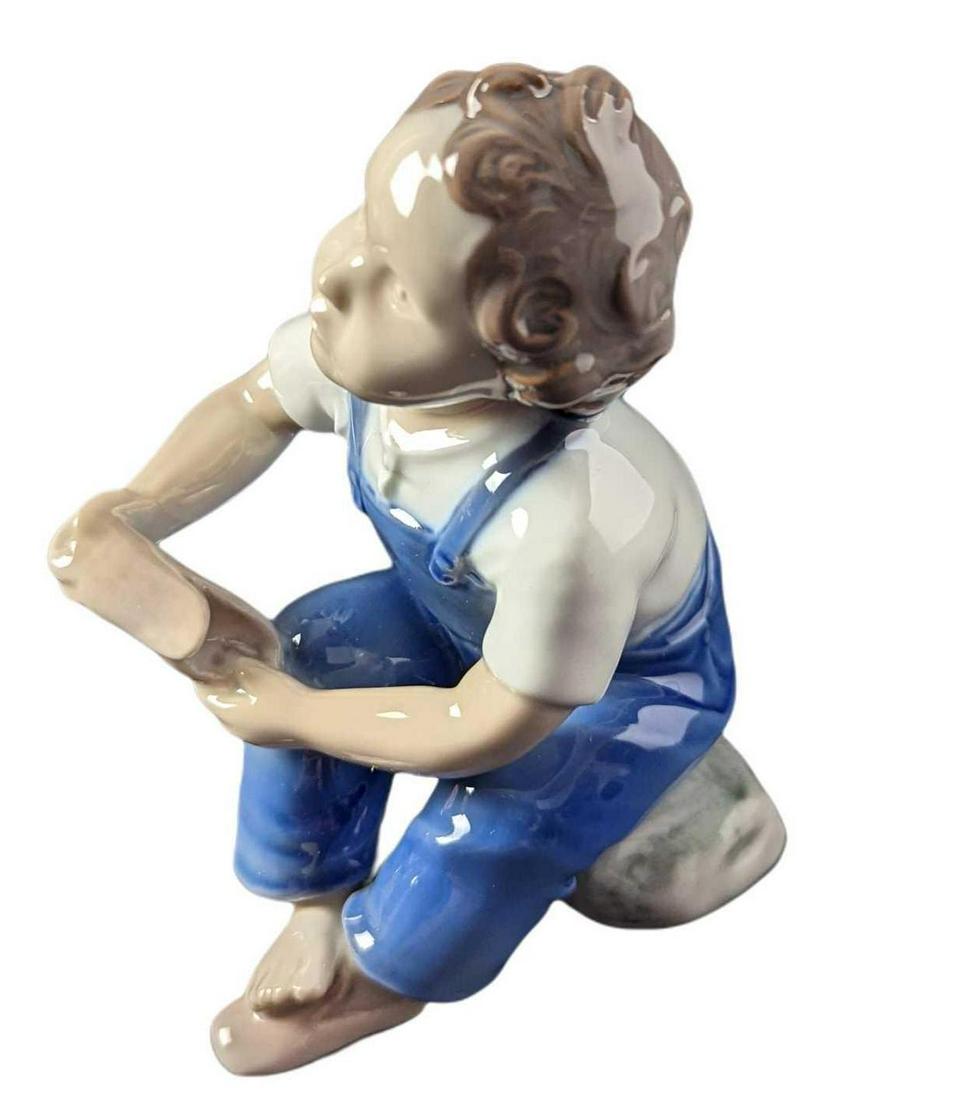 Vintage Porcelain Help Me Mum Denmark Figurine B&G: Retired Porcelain "Help Me Mum" Figurine By Bing & Grondahl. Made in Denmark. The figurine is approx 4" x 2" x 6" and it weighs 0.50lb. The figurine is in a good, vintage condition with no known damag