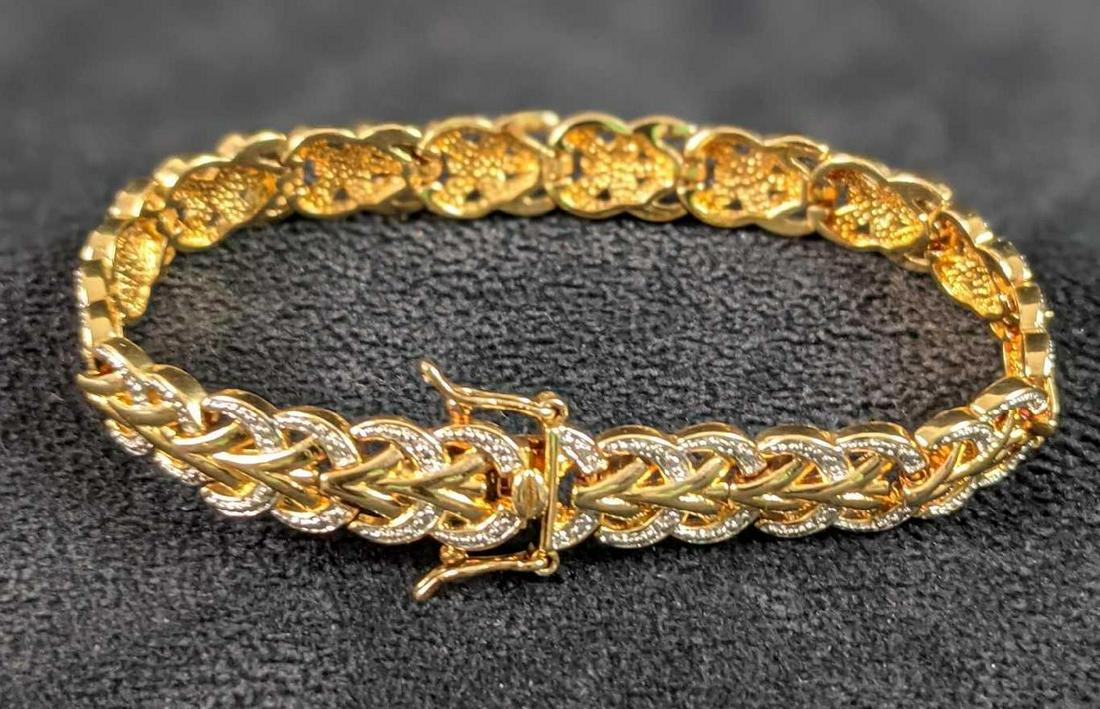 Gold Plated Arrow Bracelet: Gold Plated Arrow Bracelet All our jewelry is tested and researched prior to posting. Please view all our pictures they are part of our description. DETAILS : Metal -Gold Plate Color-Yellow Type -Brac