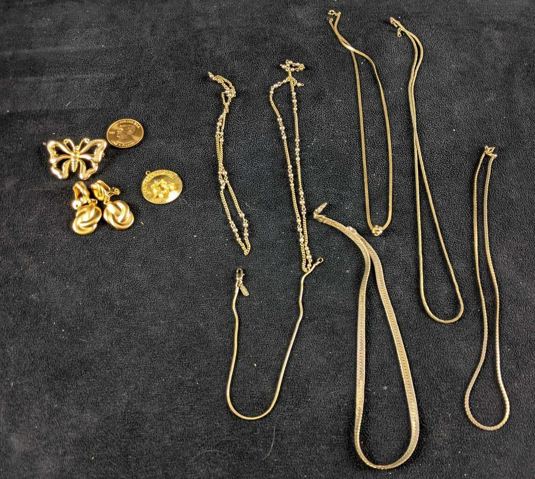 Gold Colored Jewelry Assortment: Gold Colored Jewelry Assortment This assortment of jewelry has necklaces, earrings, pins, and a few extras. Most of the jewelry is able to be worn. Weight: 0.2lbs