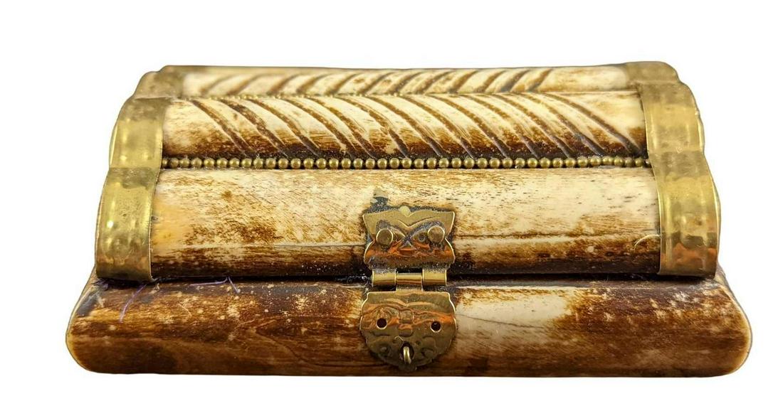 Vintage Bone And Brass Trinket Box: Vintage Bone And Brass Trinket Box. Made in India. Is approx 5" x 3 1/2" x 2" and it weighs 0.64lb. The box is in a good, vintage condition with some signs of wear. Please see the images as they are p
