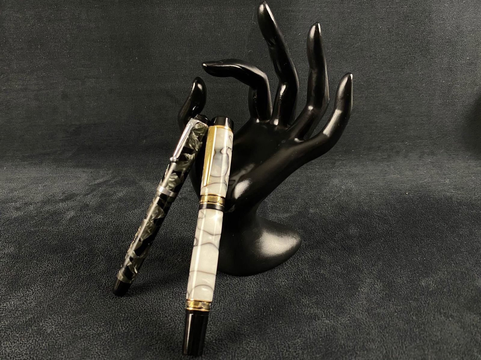 Luxury White & Black Pearl Roller Ball & Fountain Med Nib Pens (W3): The following Auction is for a designer pen, please view all our pictures they are part of our description . Pen includes everything seen in our pictures. Every item is tested researched and verified 