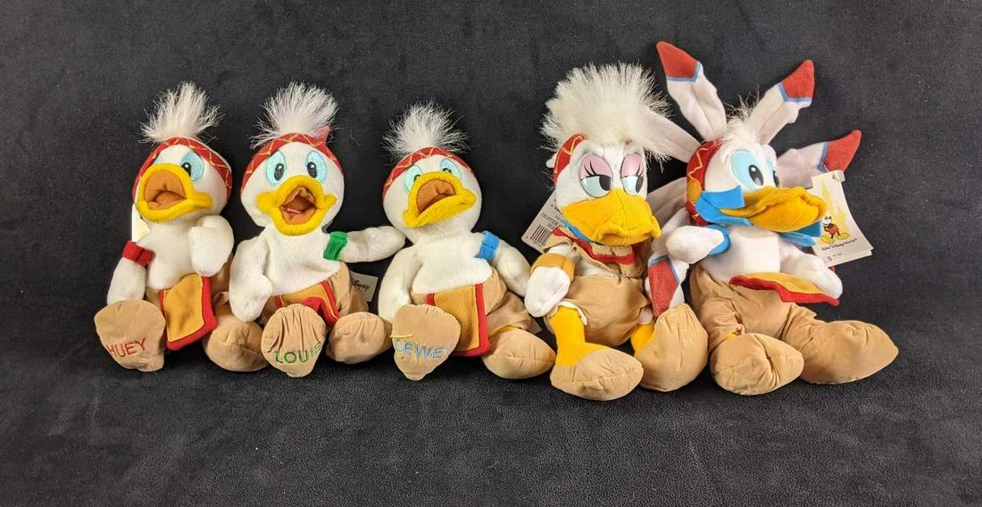 Disney Frontierland Duck Set Donald, Daisy, Nephews: Disney Frontierland Duck Set Donald, Daisy, Nephews This set comes with five plush ducks we have Donald, Daisy, Huey, Dewy, and Louie. This is a complete duck set. They are all in good condition with