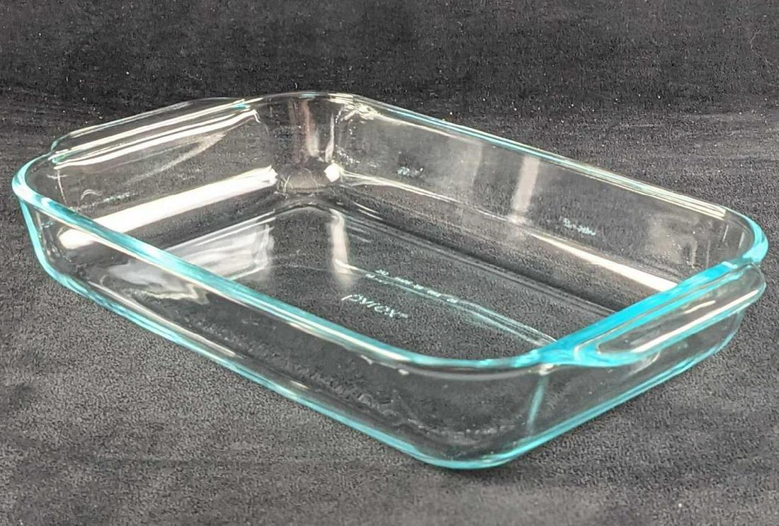 Pyrex Clear Baking Casserole Dish 2.2 QT (1 of 7)