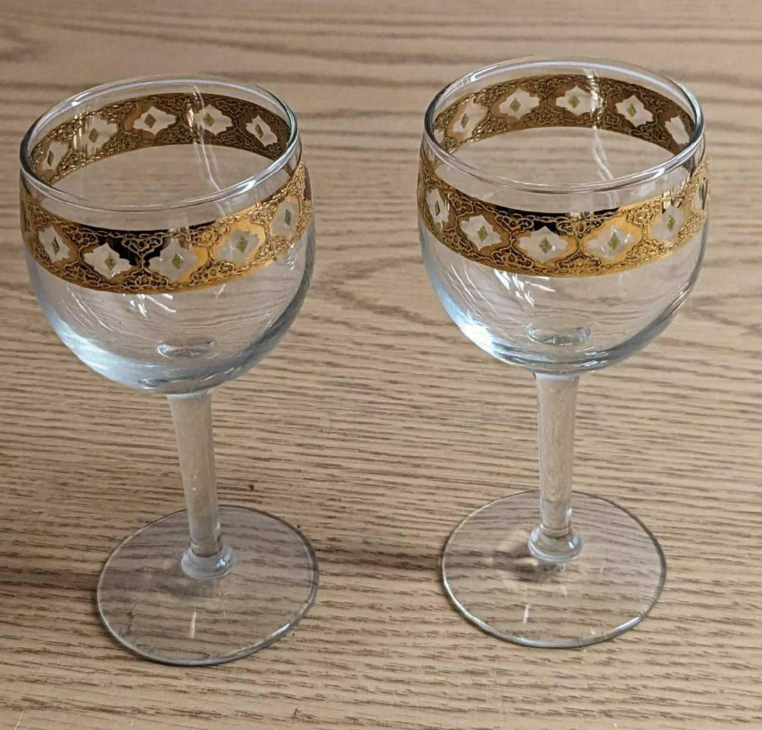 2 Vintage Culver Valencia 22K Gold Wine Goblets: 2 Vintage Culver Valencia 22K Gold Wine Goblets. Each glass is approx 2 1/2" x 2 1/2" x 5 3/4" and together they weigh 0.56lb. Both glasses are in a good, vintage condition with some light markings on