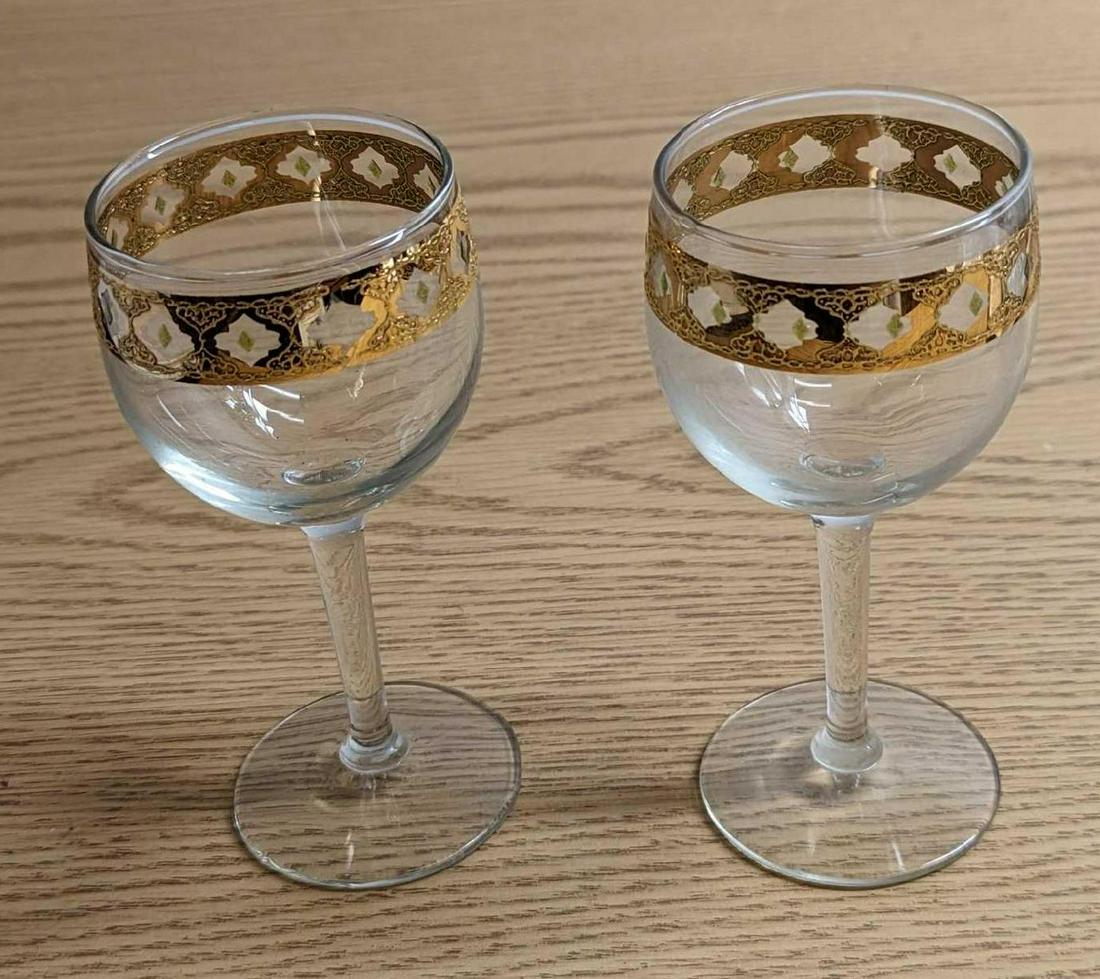 2 Vintage Culver Valencia 22K Gold Wine Goblets: 2 Vintage Culver Valencia 22K Gold Wine Goblets. Each glass is approx 2 1/2" x 2 1/2" x 5 3/4" and together they weigh 0.56lb. Both glasses are in a good, vintage condition with some light markings on