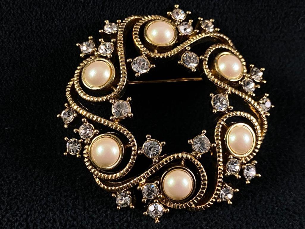 Monet Crystal & Faux Pearl Brooch: Monet Crystal & Faux Pearl Brooch All our jewelry is tested and researched prior to posting. Please view all our pictures they are part of our description. DETAILS : Metal - Base metal, gold plated Co