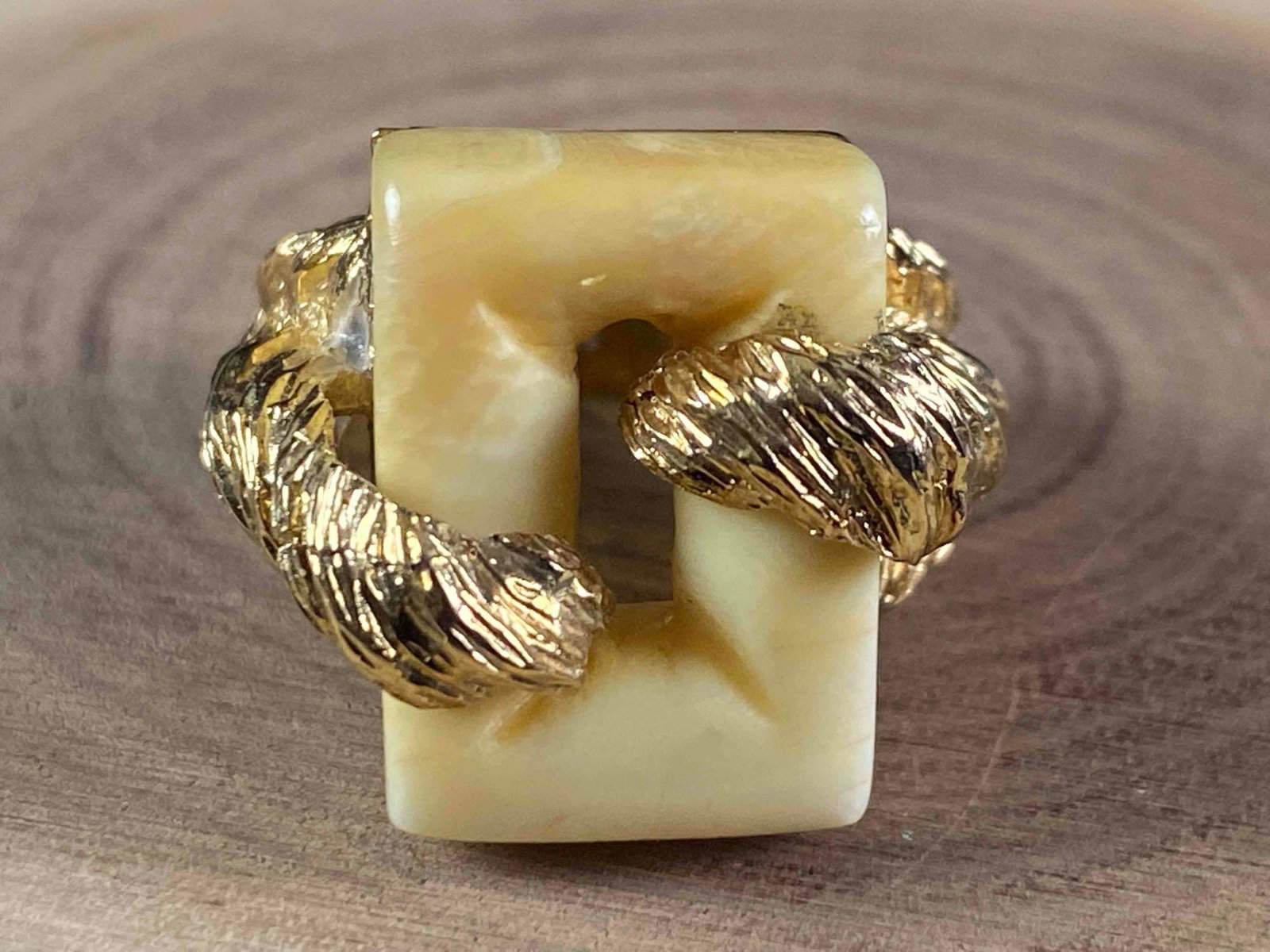 Antique Hand Carved Bone 18K Gold Ring: Antique Hand Carved Bone 18K Gold Ring 18K Gold (Stamped & Tested ) Natural Hand Carved Bone Center 11.7 Grams Size 7 Excellent Condition