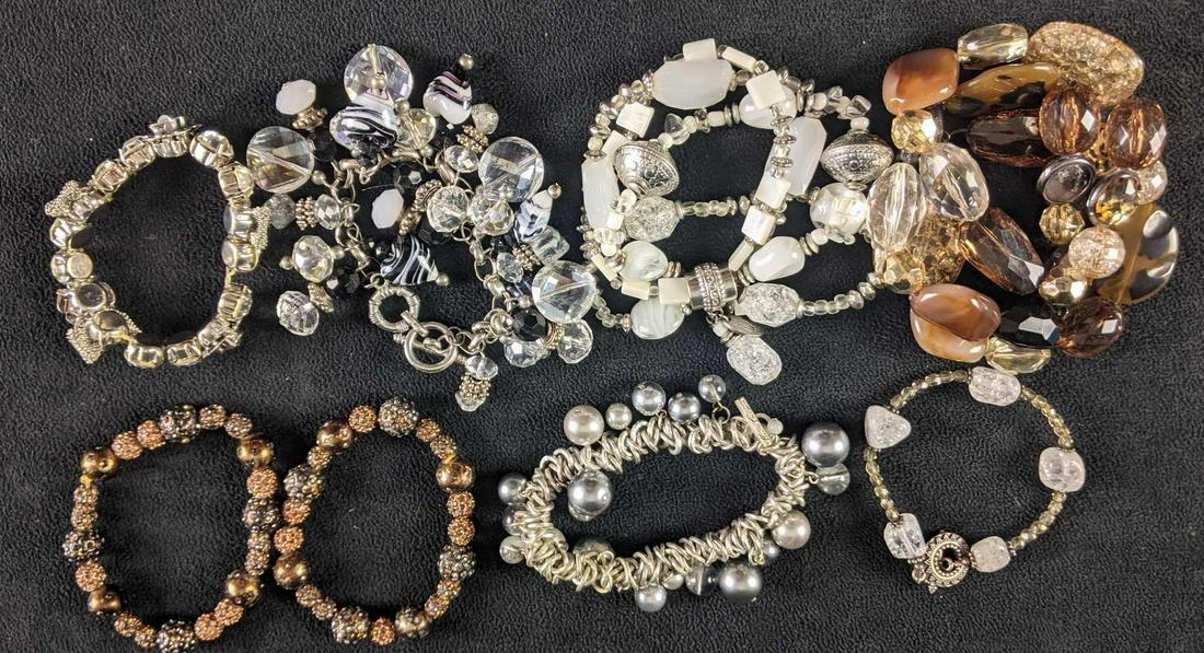 Assorted Large Shiny Beaded Bracelets: Assorted Large Shiny Beaded Bracelets This lot comes with beautiful statement bracelets with large or shiny beads, some even have both. These bracelets are in good condition with no known damage, they