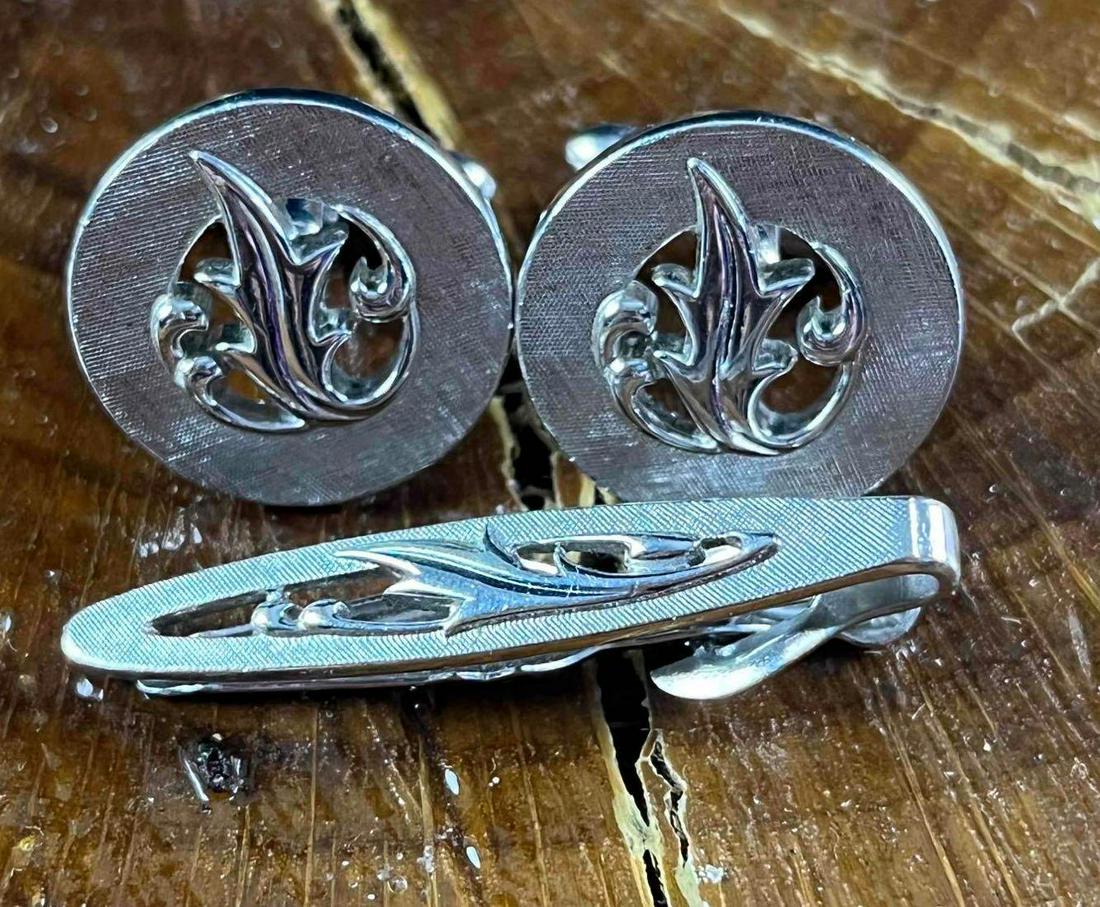 Cufflink and Tie Clip Set Swank Silver Design (1 of 8)