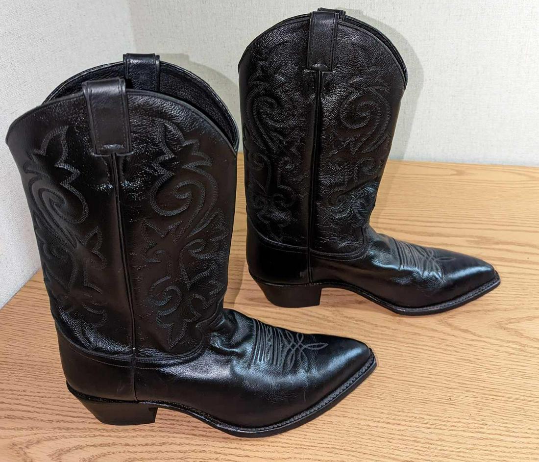 Justin's Men's Size 10.5 Leather Black Cowboy Boots: Justin's Men's Size 10.5 Leather Black Cowboy Boots. Stylish boots with leather uppers and leather soles. Each is approx 12" x 4" x 14 3/4" and together they weigh 4.01lbs. Both boots are in good, use