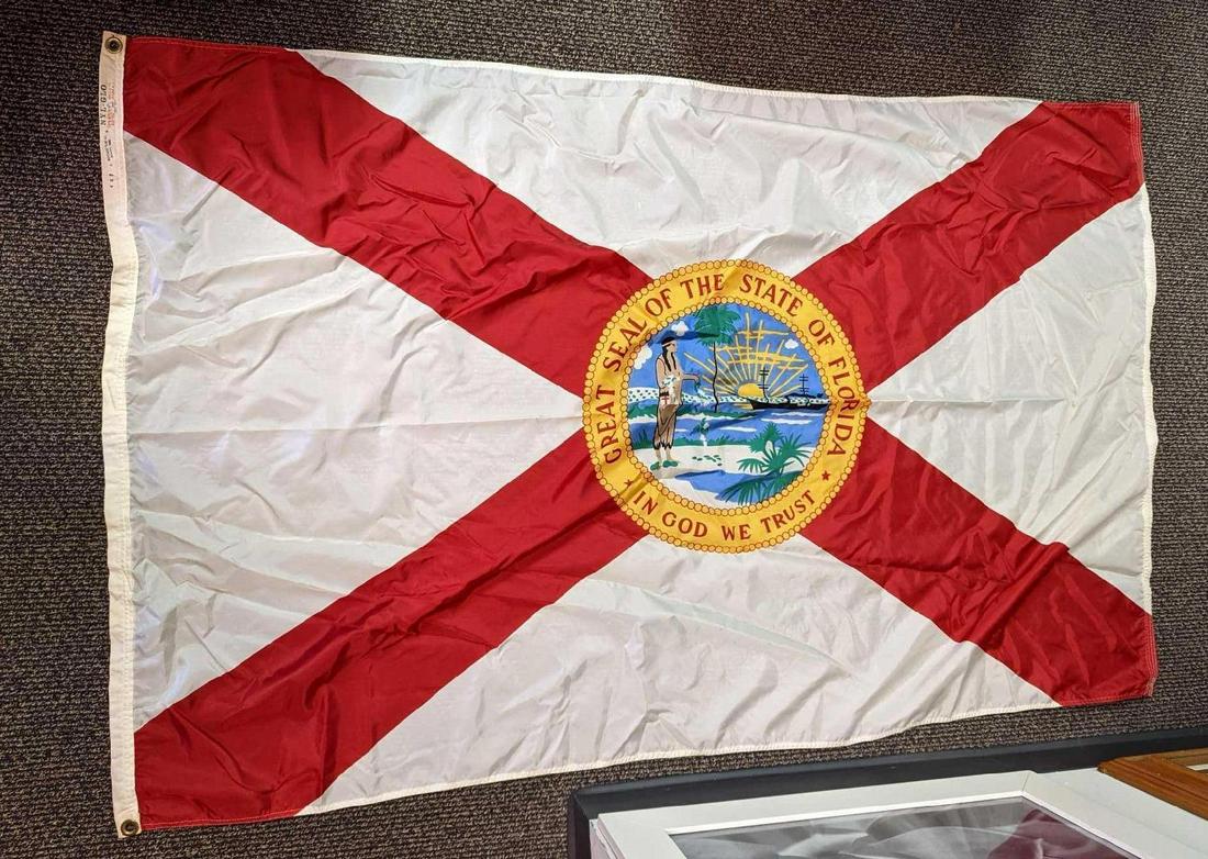 Vintage Heritage Flag Co Nylon Florida 4â€²6â€³ Flag: Here is a 4â€²6â€³ Foot 100% Nylon Florida Flag By The Heritage Flag Company. The flag is in a good, used condition with wrinkles from storage. Folded up, the flag is approx 13" x 1" x 11" and