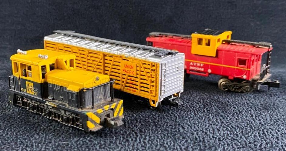 Bachman N Scale Switcher Loco, Stock Car & Caboose: N Scale Switcher Loco, Stock Car, & Caboose Santa Fe switcher locomotive and caboose, with Union Pacific stock car, in N scale. In good condition with only some light paint wear. Please see photos for