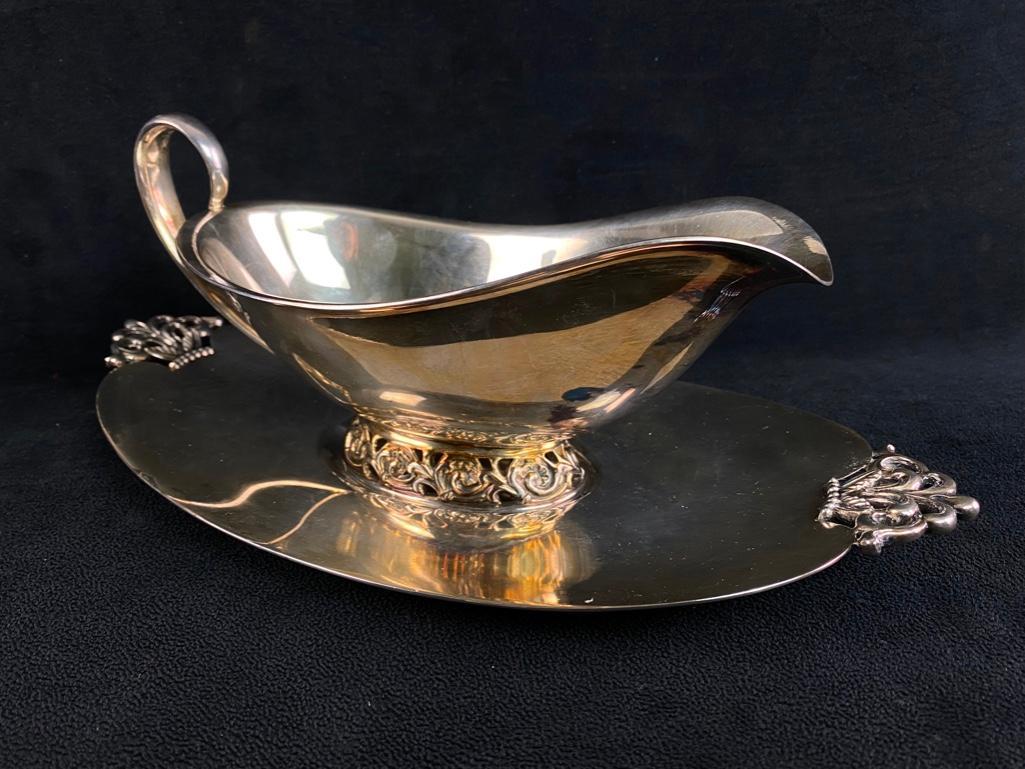 Reed & Barton Nordic Silverplate Gravy Boat Set: Reed & Barton Nordic Silverplate Gravy Boat Set Gravy boat and plate set from the Nordic silverplate line by Reed & Barton. In good condition with very little if any tarnish. Approximate size: 12" x 4