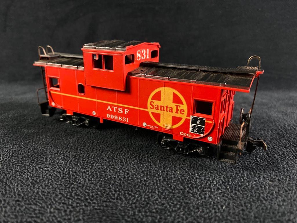 Vintage HO Athearn Santa Fe Caboose (1 of 6)