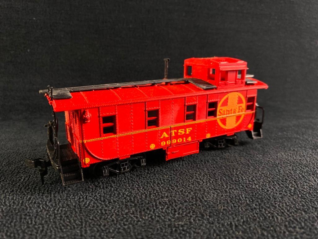 HO Scale Santa Fe Caboose 999014 (1 of 7)