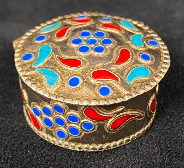 Vintage .935 Silver North African Pill/Sniff Box: Vintage .935 Silver North African Pill/Sniff Box DETAILS: Metal - .935 Silver Color - Silver, red, blue Tested - Yes Size - 1.25" x 1.25" x 0.7" Weight - 13.5 g Markings - 935 Maker - unknown Stones -