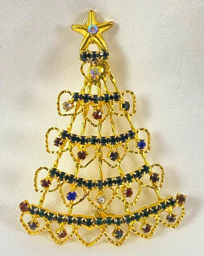 Monet Christmas Tree Brooch: Monet Christmas Tree Brooch All our jewelry is tested and researched prior to posting. Please view all our pictures they are part of our description. DETAILS : Metal - Base metal, gold plated Color - 