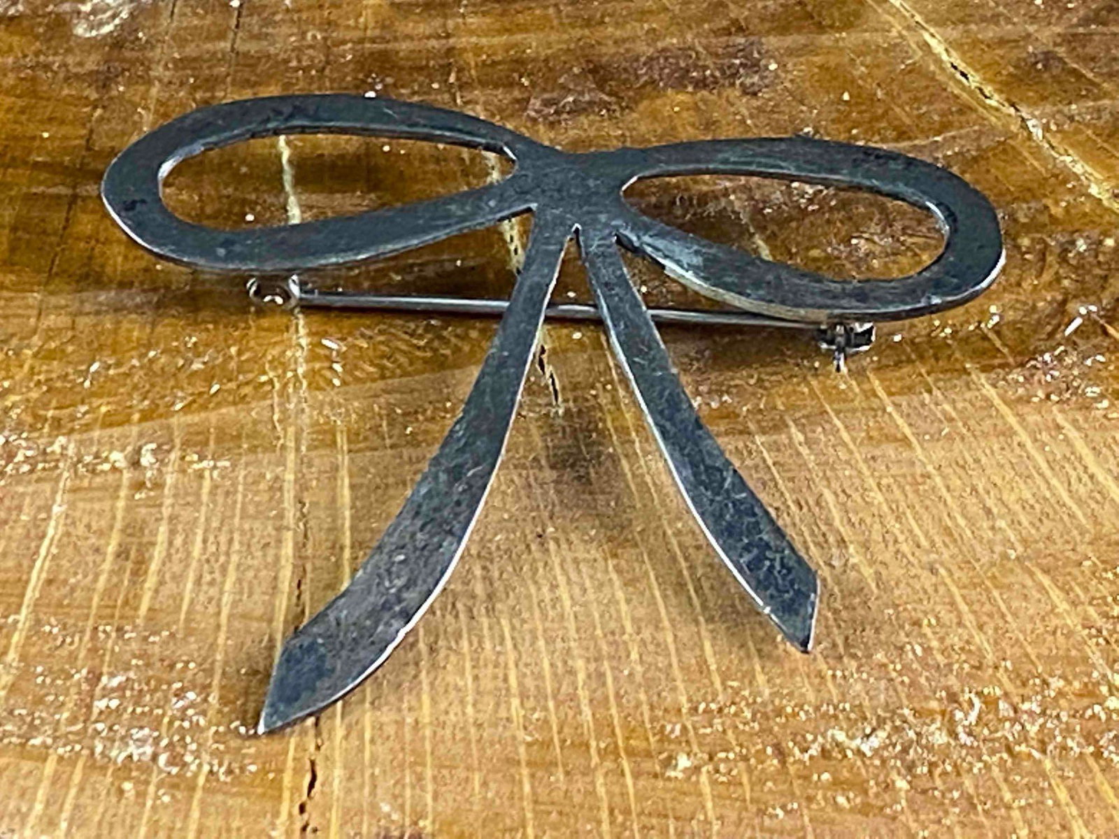 Vintage Sterling Silver Bow Brooch: This fine piece of jewelry has been tested and researched prior to listing. Please view all our pictures they are part of our description. Thank you. Happy bidding DETAILS: Metal - Sterling 925 Color 