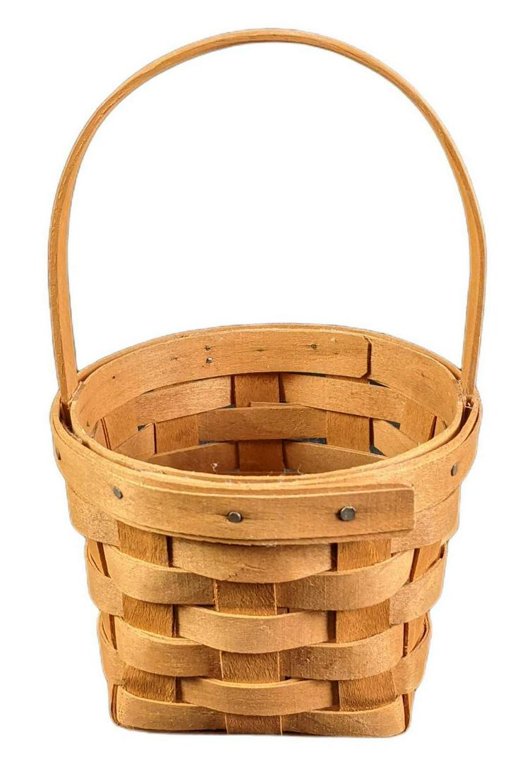 Longaberger Retired 1987 Small Basket: Longaberger Retired 1987 Small Basket. Is approx 5 1/2" x 5 1/2" x 9" and weighs under one pound at 0.25lb. The basket is in a good, vintage condition with some wear. Please see the images as they are