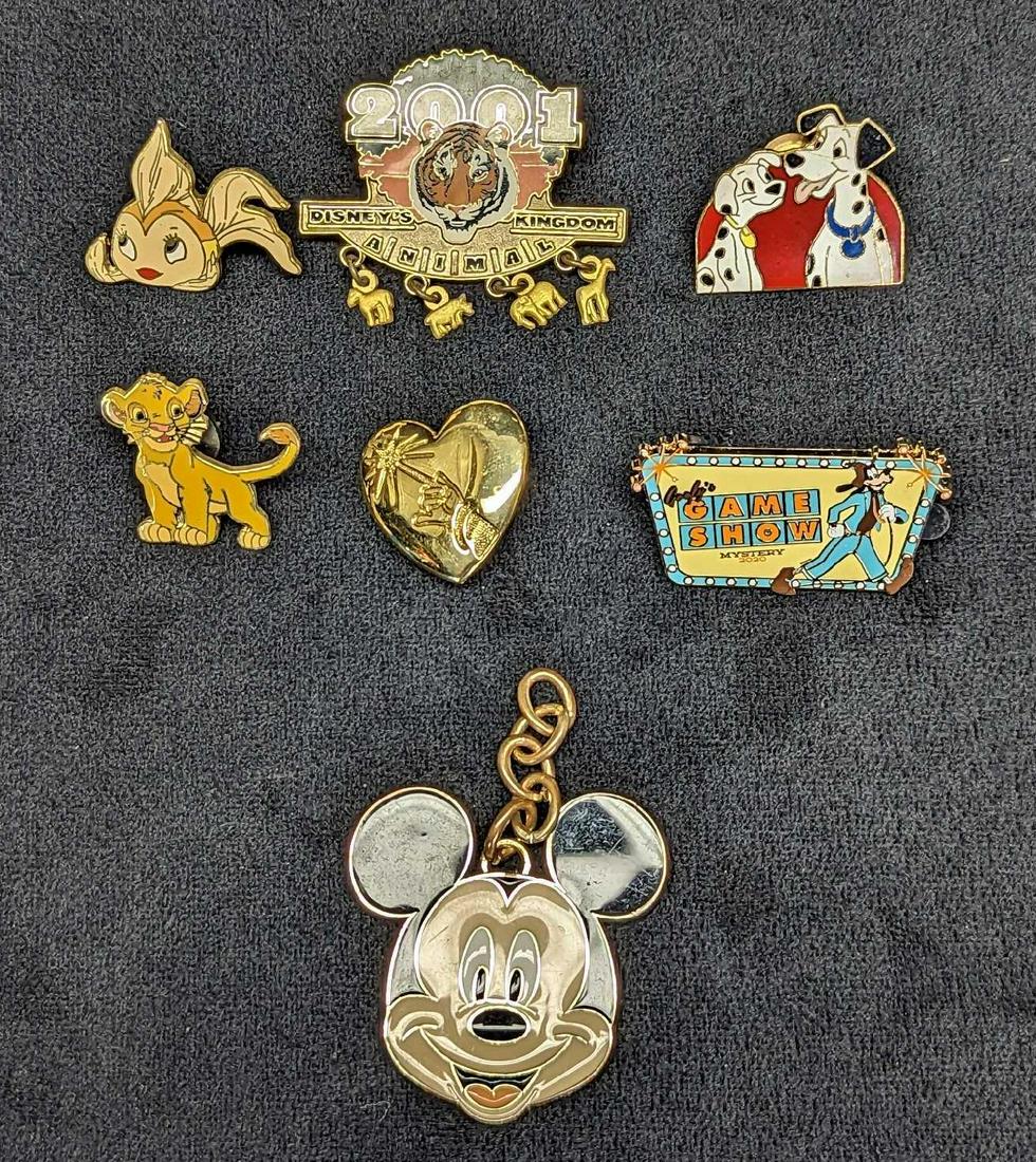 6 Disney Pins & Mickey Mouse W Chain (1 of 9)