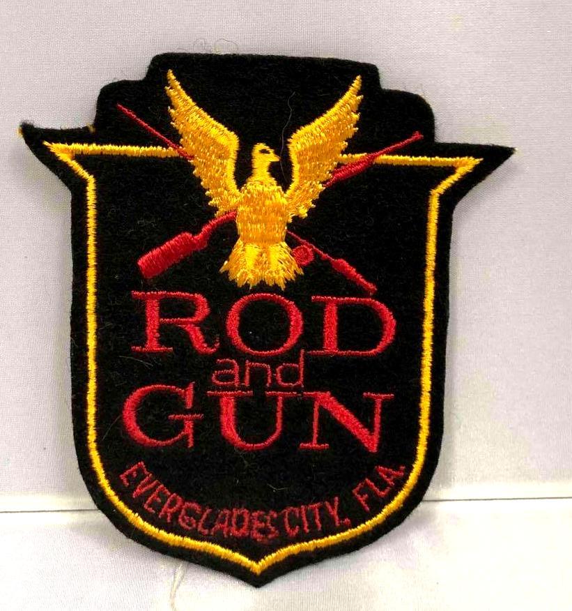 Rock N Roll Style Rod & Gun Patch: This lot contains a rock n roll style Rod & Gun patch. It is approx 4 1/4" x 3" and weighs less than 1lb. Overall the patch is in excellent condition with no noticeable flaws. Please reference all of