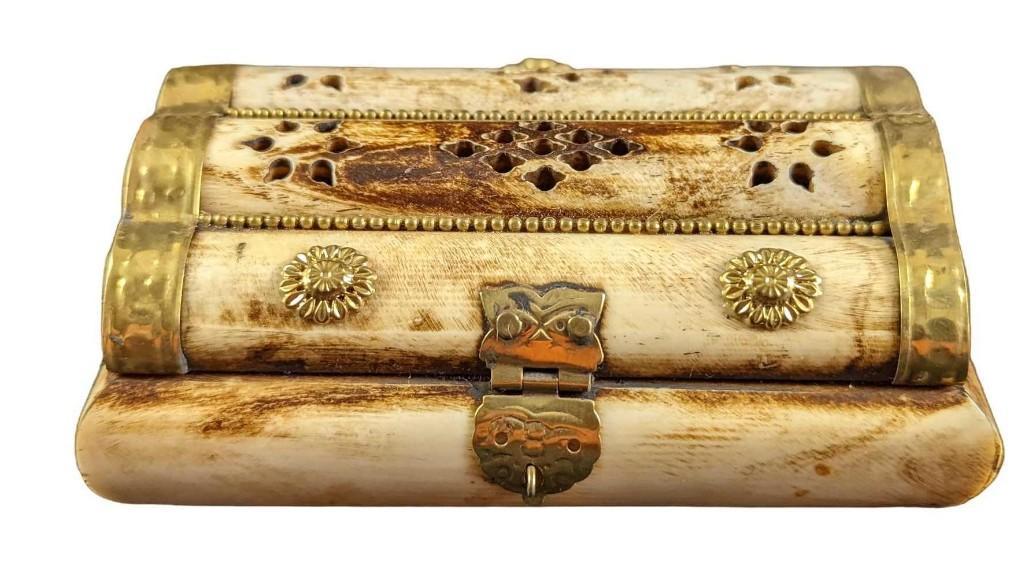 Vintage Bone And Brass Trinket Box: Vintage Bone And Brass Trinket Box. Made in India. Is approx 5" x 3 1/2" x 2" and it weighs 0.68lb. The box is in a good, vintage condition with a crack on the right side of the box. Please see the im