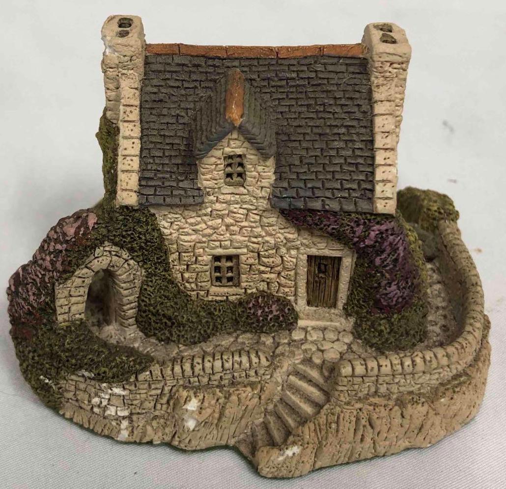 Fraser Creations Fern Cottage Statue (1 of 7)