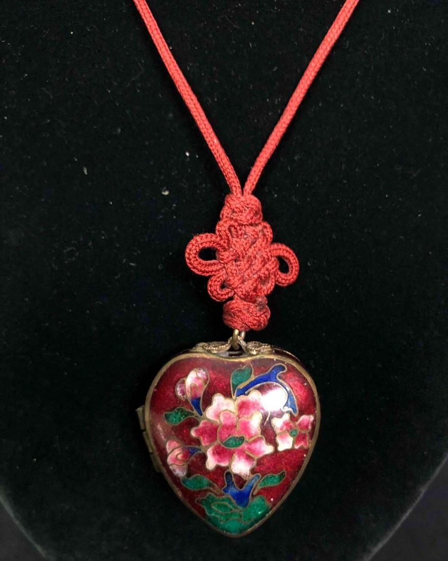 Cloisonne Heart Locket Necklace: This lot contains a vintage cloisonne heart locket necklace. It is approx 13 1/4" x 1 1/4" and weighs about 0.7oz. Overall the necklace is in good used condition with some light ware from use over tim