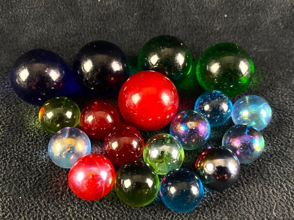 Lot of 18 Vintage Clearie/Carnival Glass Marbles: Lot of 18 Vintage Clearie/Carnival Glass Marbles Lot of 18 clearie or carnival glass marbles of various colors, sizes, and styles. The brands are unknown. In good condition, please see photos for best