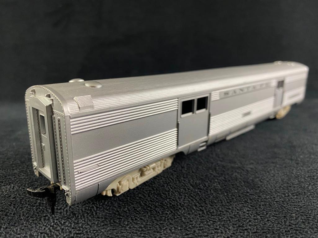 Vintage HO Scale Athearn Santa Fe Luggage Car (1 of 6)