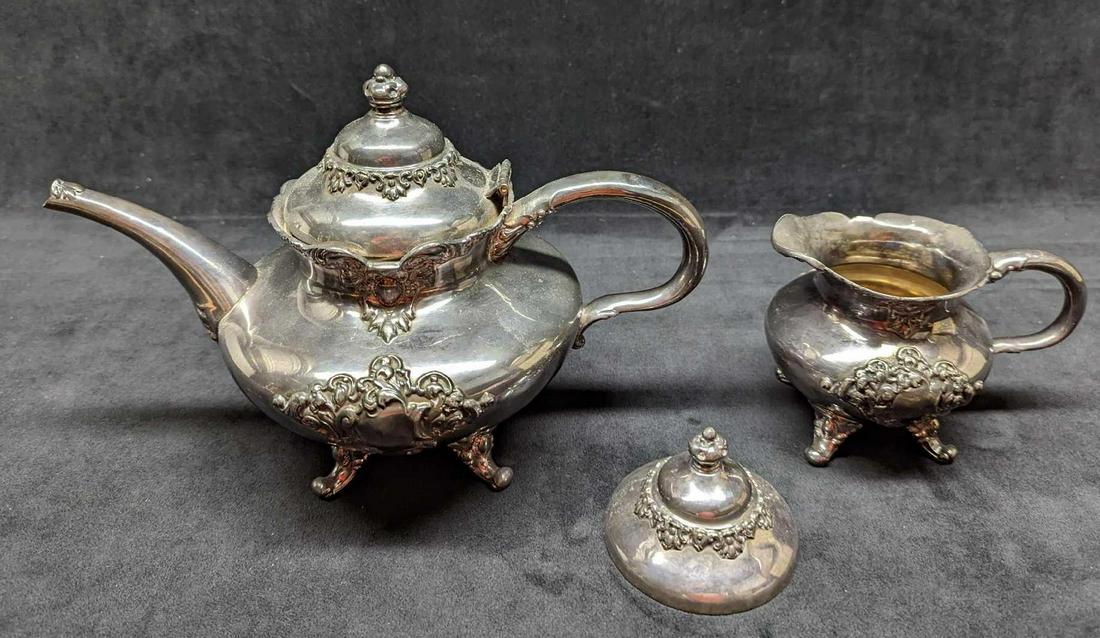 Vintage WM A Rogers Silverplated Tea Pot & Creamer: Vintage WM A Rogers Silverplated Tea Pot & Creamer. This lot comes with: (1) Teapot. This is approx 11" x 6" x 8" and it weighs 1.97lbs. Is marked quadruple plated. (1) Creamer. This is approx 6" x 4"