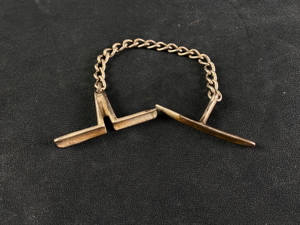 Chain Garrote: Chain Garrote Garrote weapon with chain, appears to be made of zinc. Has two handles on either end. Has some oxidation and scratches. Approximate size: 3.5" x 1" x 2.5" Approximate weight: 0.25 lbs