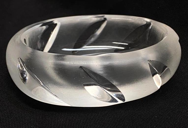 Lalique Yseult Salt Cellar Dish: Lalique Yseult Salt Cellar Dish Vintage salt cellar dish in French crystal by Lalique, titled "Yseult". Features the classic Lalique frosted texture around the outside. In good condition with no known