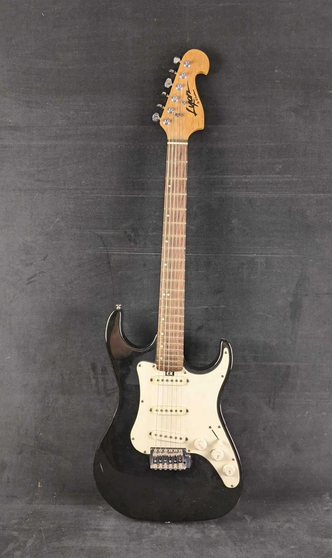Lyon by Washburn Electric Guitar: Lyon by Washburn Electric Guitar Black and white electric guitar. in good condition with all strings. Has not been tested with an amp. Does not come with a case. Beginner guitar 6lbs